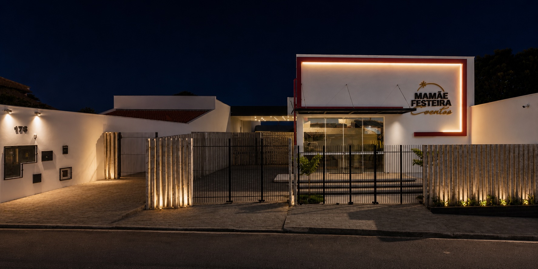 Fachada do salão Mamãe Festeira Eventos iluminada à noite, em Pirapozinho-SP
