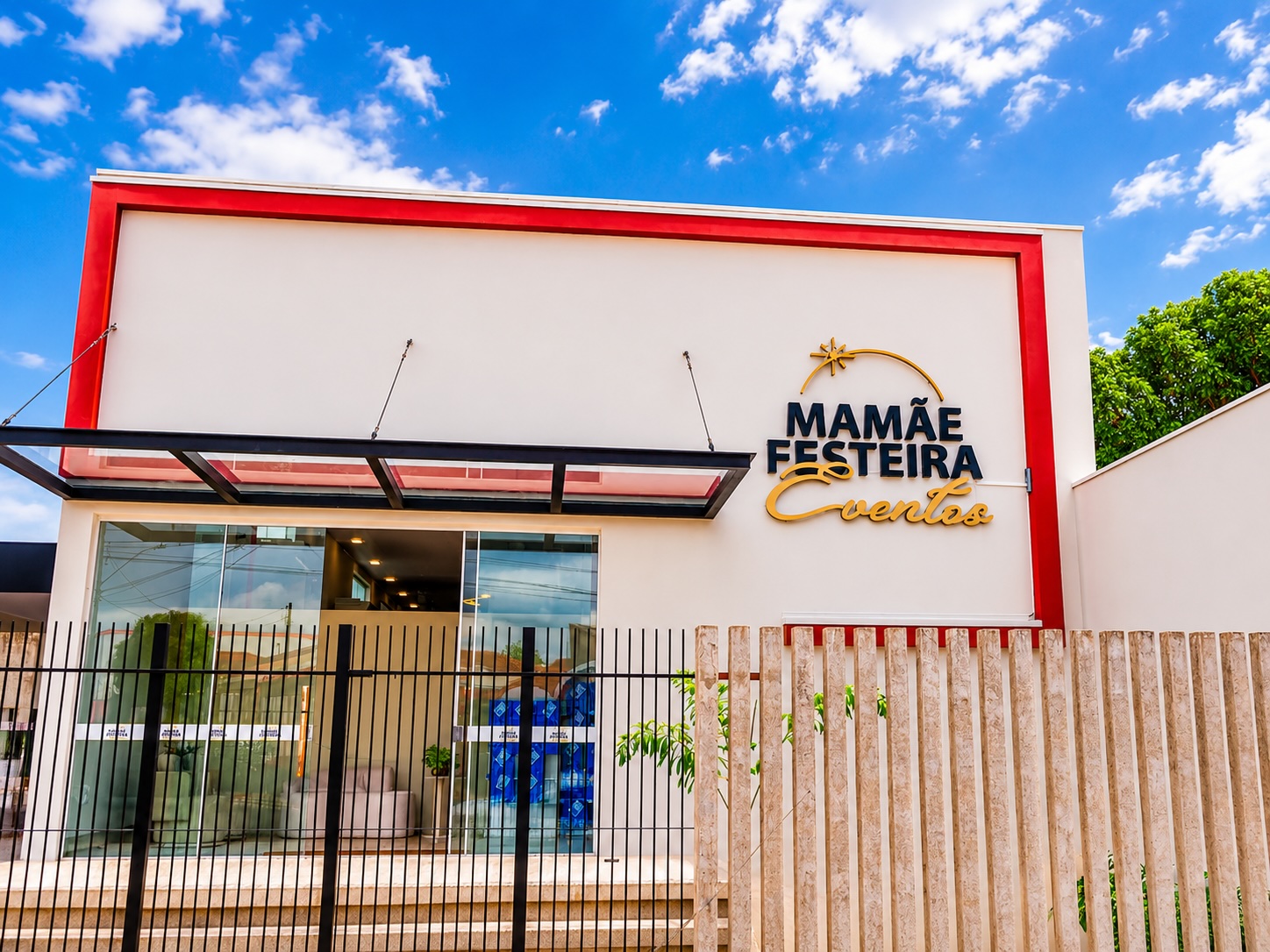 Vista lateral do salão Mamãe Festeira Eventos